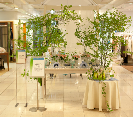 横浜の山手西洋館   「花と器のハーモニーin そごう横浜」が開催されております。  今回のテーマデザインは、  風と光を感じられる色彩空間の中に、  ノスタルジックな幸福感浸れる女性ならではの感性と、  技巧を凝らしたテーブルコーディネートを ご提案しております。